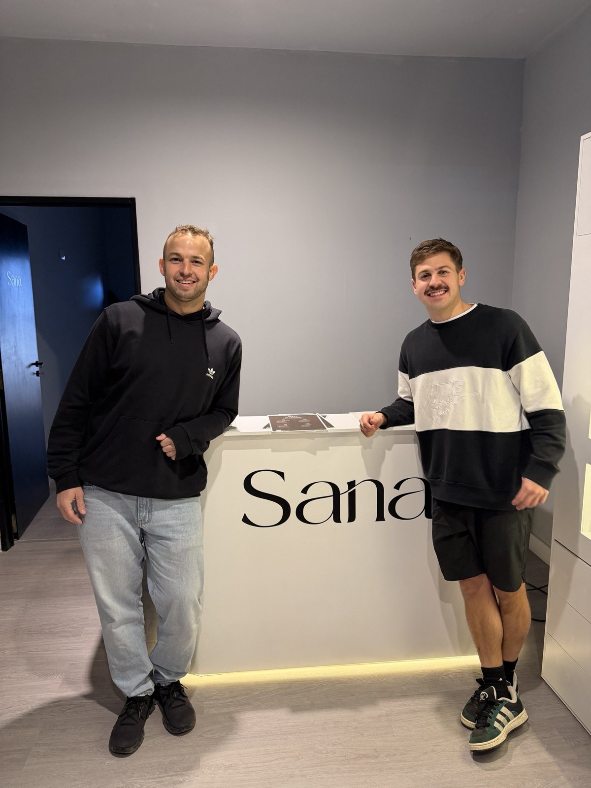 Lucas y Pepo, fundadores de Sana, en la recepción del club